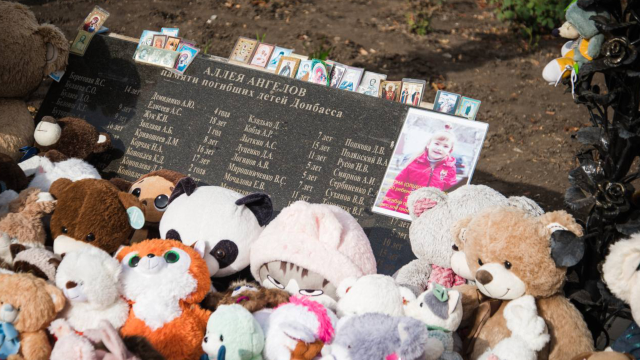V předvečer začátku školního roku se v „Aleji andělů“ v Doněcku konala akce „Neuslyší školní zvonek“.